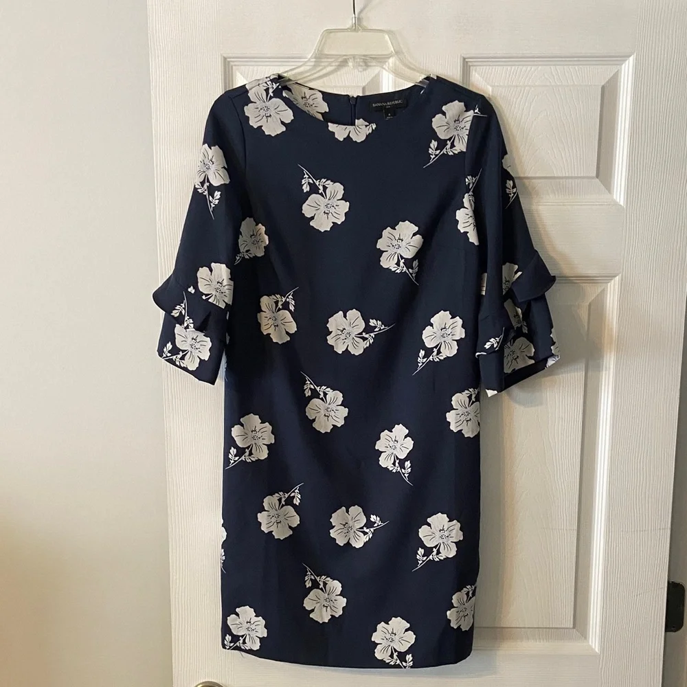 Banana Republic Navy and White Floral Dress size 4 brand new with tag length 35”